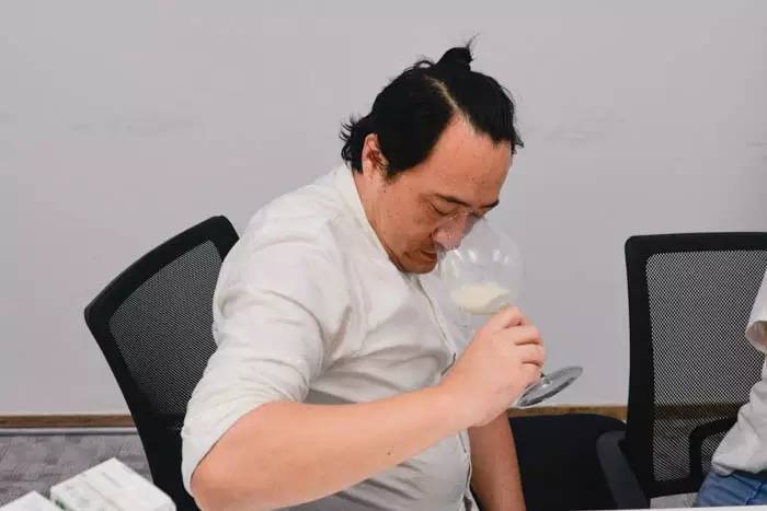 牛奶喝多出汗有奶味,牛奶喝多了出汗感觉有奶味