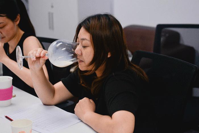 牛奶喝多出汗有奶味,牛奶喝多了出汗感觉有奶味