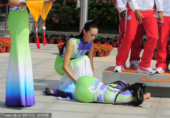 遇到有人中暑晕倒怎么办,当有人突然中暑晕倒