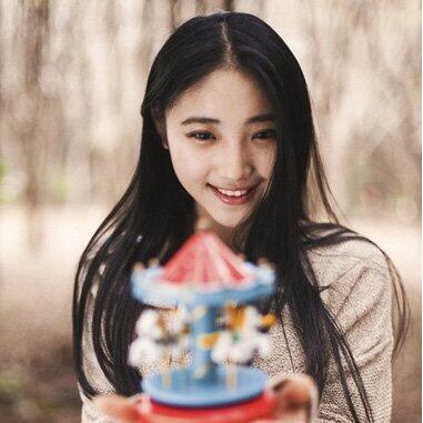 长脸不留刘海适合中分还是偏分,接近中分的偏分八字刘海