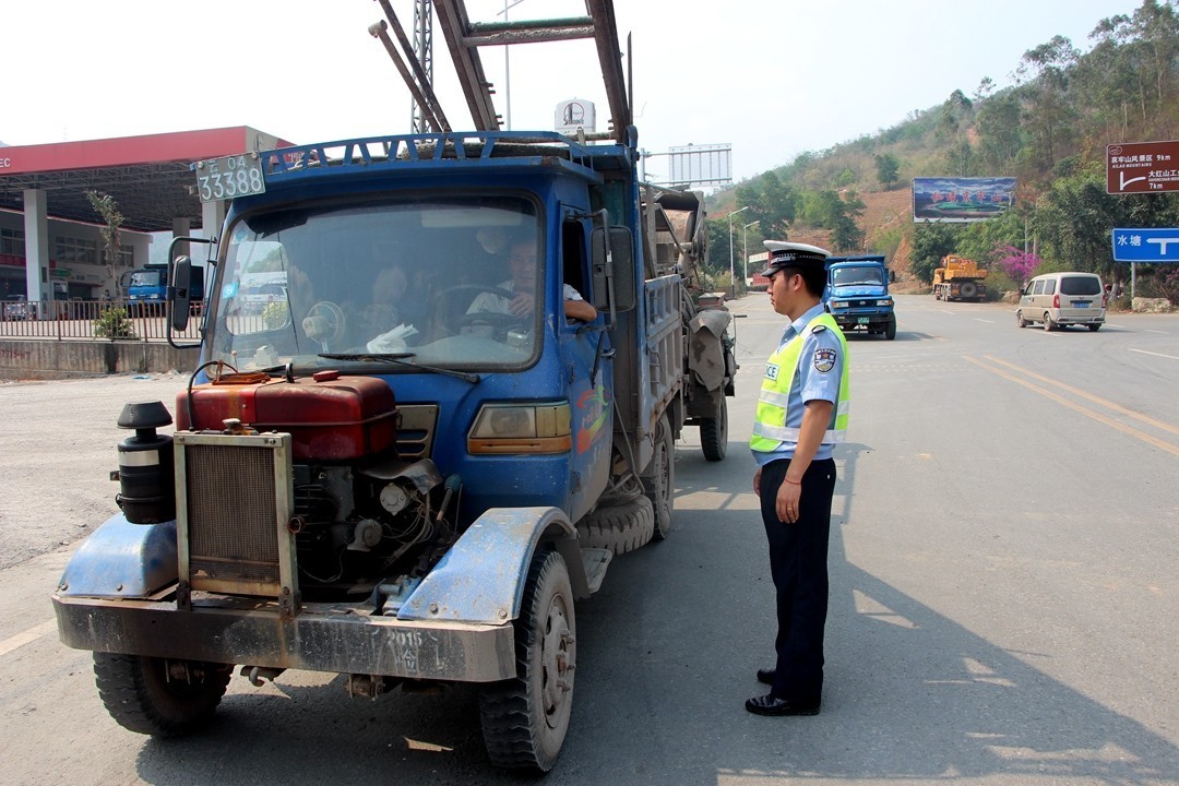 交警暑期违停车辆整治,交警暑期道路交通安全整治