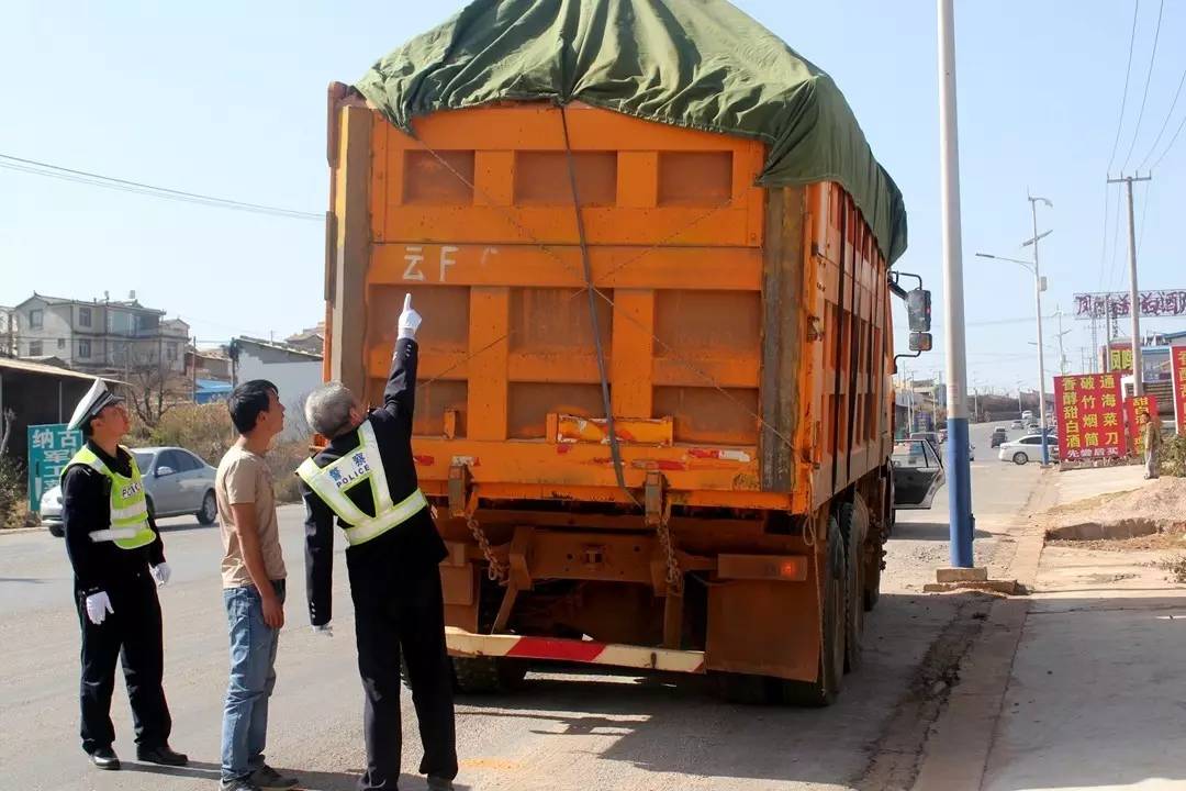 交警暑期违停车辆整治,交警暑期道路交通安全整治