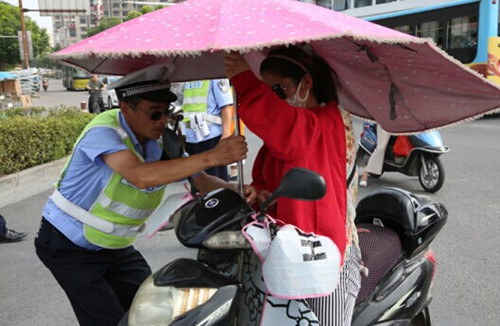 出厂自带雨棚的电动车交警会查吗,电瓶车加装雨棚怎么处罚