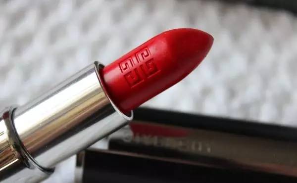 世上没有什么事情是一只口红不能解决的！如果有，那就是两只！