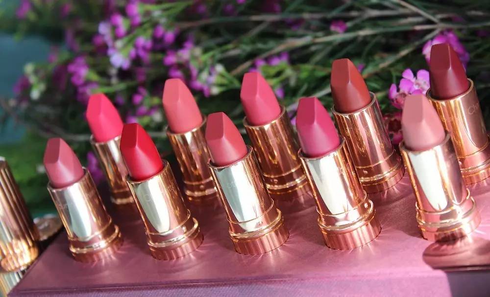 世上没有什么事情是一只口红不能解决的！如果有，那就是两只！