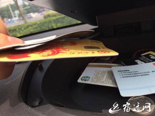 银行卡放车里晒弯了还有救吗,银行卡放车里太阳晒变形了怎么办