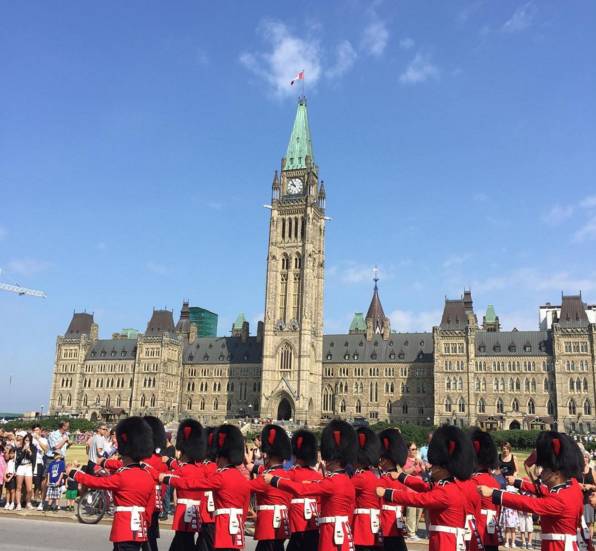 逃离30℃！像当地人一样逛加拿大，打冰球、冲浪、住冰雕旅店、狂吃海鲜...letsgo！