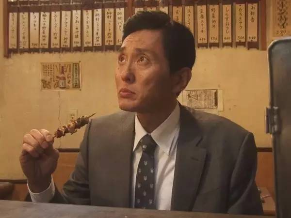 一个单身老男人喝酒,一个单身男人在家吃什么好