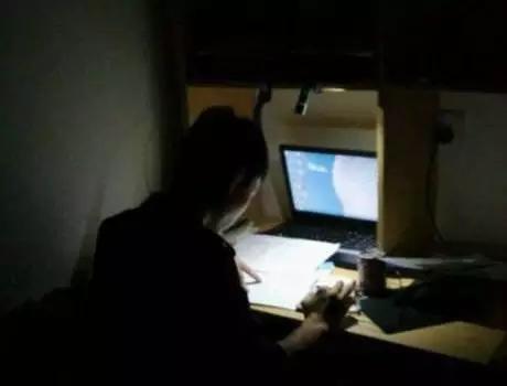 开学没几天我就发现我的奇葩室友,放假了开始想舍友