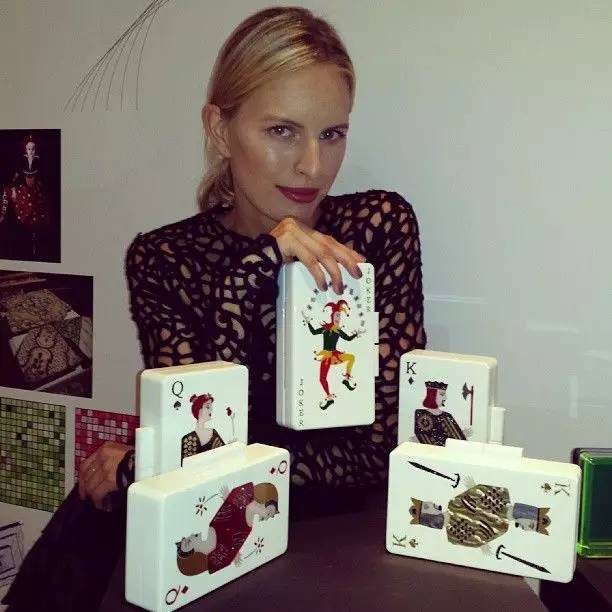 公司年会礼服鞋子怎么搭配,年会晚宴着装要求通知