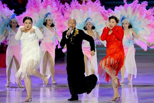 80年代央视春晚主持服装,24年春晚主持人服装