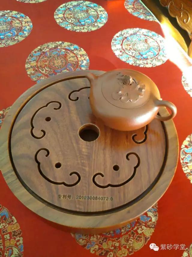 宽阔的茶盘上,与知己一起谈天论地