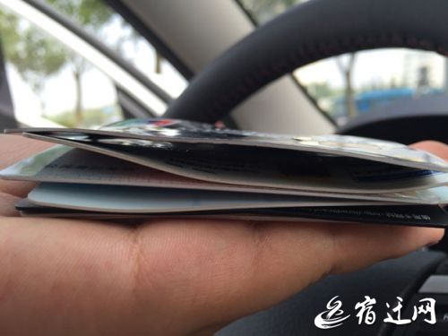 银行卡放车里晒弯了还有救吗,银行卡放车里太阳晒变形了怎么办