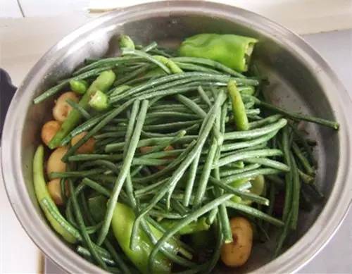 东北山野菜来啦,东北烀豇豆土豆咸菜