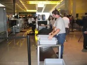 过美国安检查手机吗,美国安检的流程