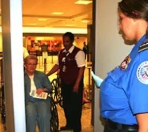 过美国安检查手机吗,美国安检的流程