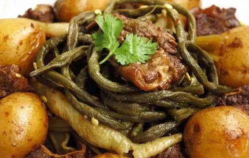 东北山野菜来啦,东北烀豇豆土豆咸菜