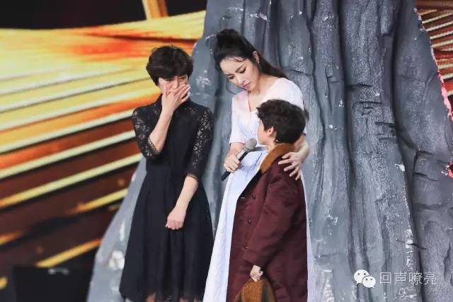 《天将雄狮》成龙的搭档小王子帅萌亮相！吕薇、赵忠祥节目现场吃西瓜