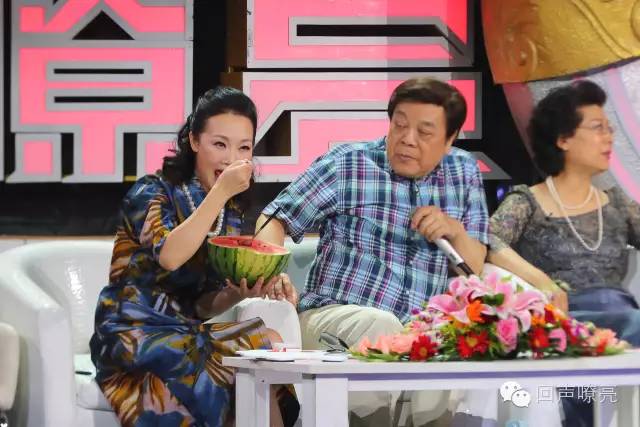 《天将雄狮》成龙的搭档小王子帅萌亮相！吕薇、赵忠祥节目现场吃西瓜
