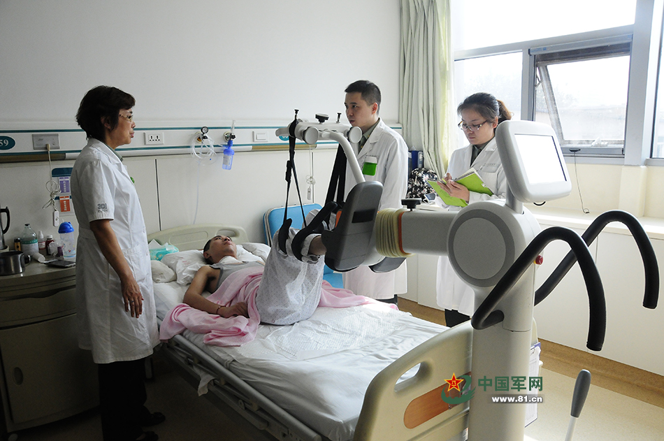 国外骨科医生手术工具,外军专家