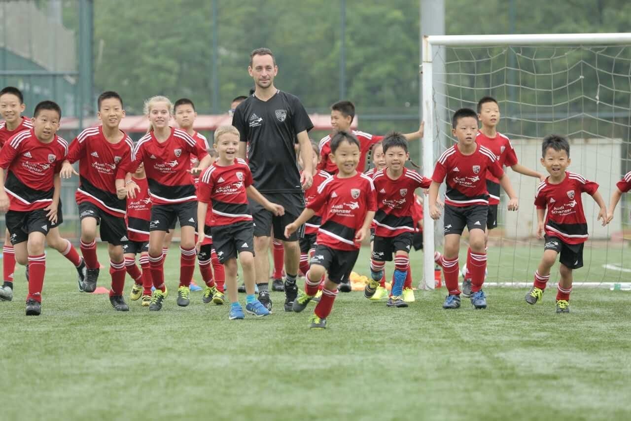 让足球更快乐,让足球陪伴一生