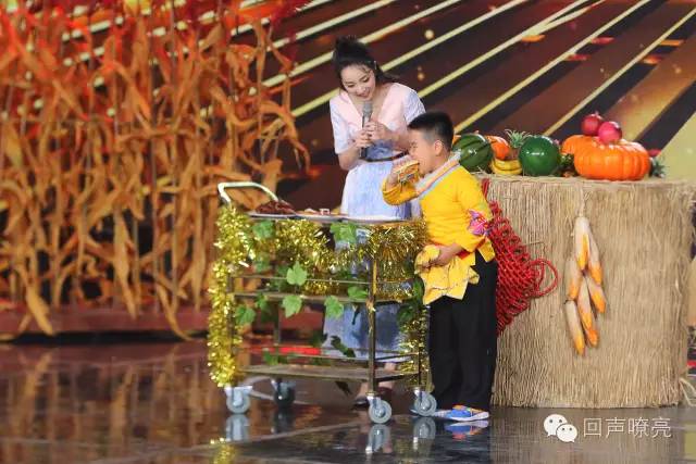 《天将雄狮》成龙的搭档小王子帅萌亮相！吕薇、赵忠祥节目现场吃西瓜