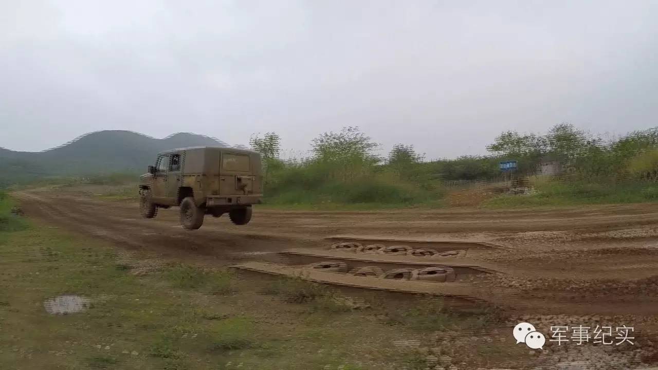 极限驾驶就是“辣”么帅！看兵哥哥驾驭“铁马”的速度与激情！