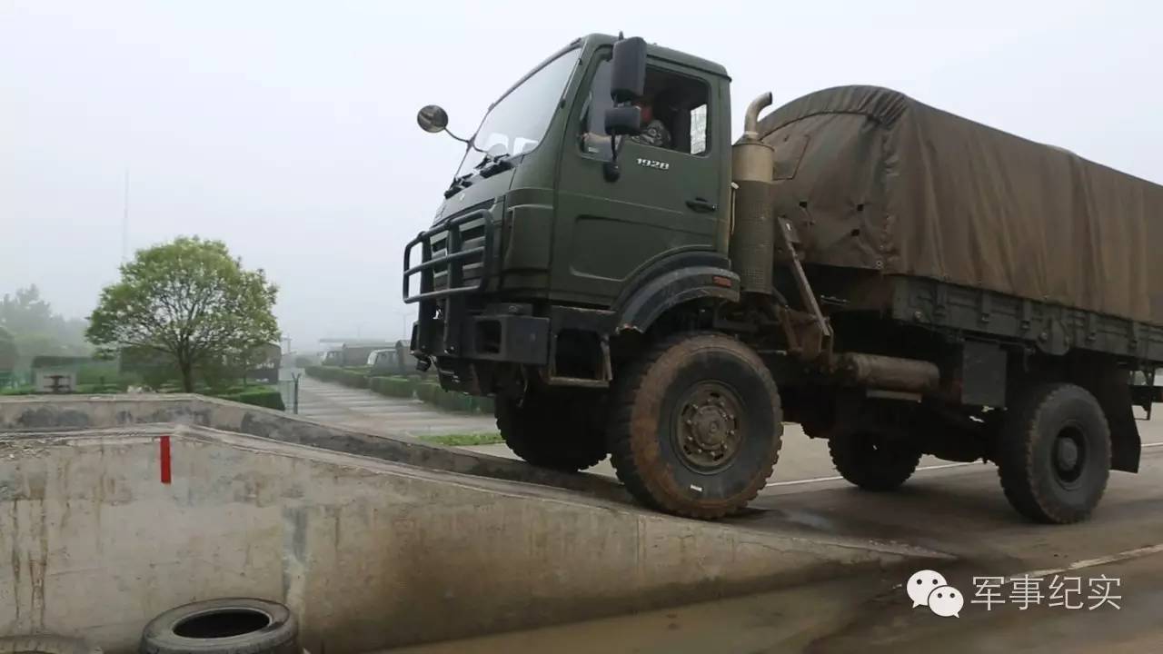 极限驾驶就是“辣”么帅！看兵哥哥驾驭“铁马”的速度与激情！