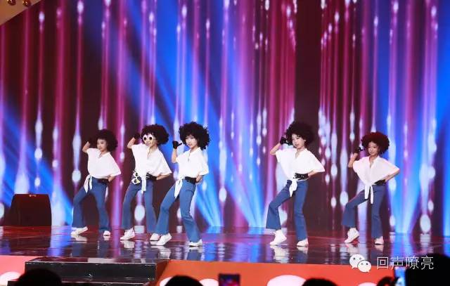 《天将雄狮》成龙的搭档小王子帅萌亮相！吕薇、赵忠祥节目现场吃西瓜