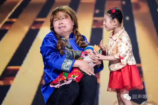 《天将雄狮》成龙的搭档小王子帅萌亮相！吕薇、赵忠祥节目现场吃西瓜