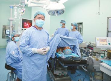 主动帮患者联系床位老外也爱找他看病