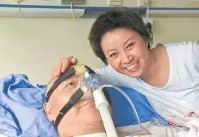 温馨变悲剧？女子要一个“爱的亲亲”，意料不到的一幕发生了