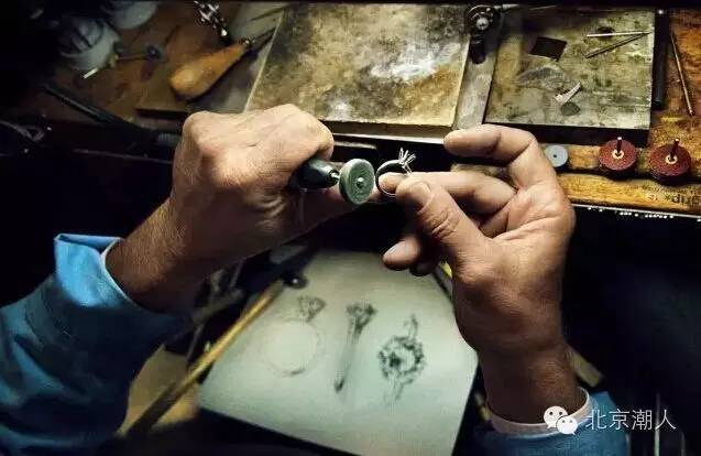 为什么每个女人都要有一串石榴石,为什么每个女人要有一件羊绒大衣