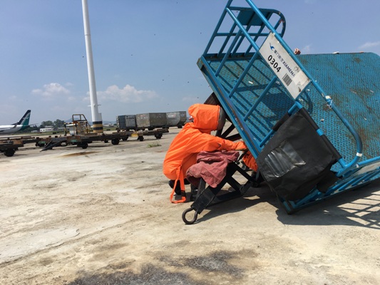 消防指战员高温下扑救森林火灾,高温下消防员的灭火日常