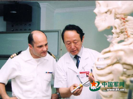 国外骨科医生手术工具,外军专家