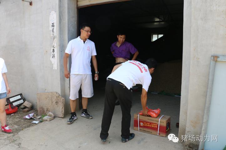 暴雨中抗洪救灾,自己受灾却坚持抗洪救灾感人视频