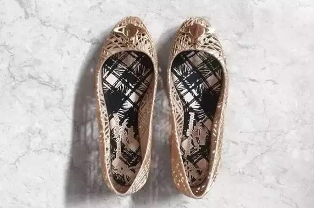 渴望拍拖的人可能都需要一双人字拖。