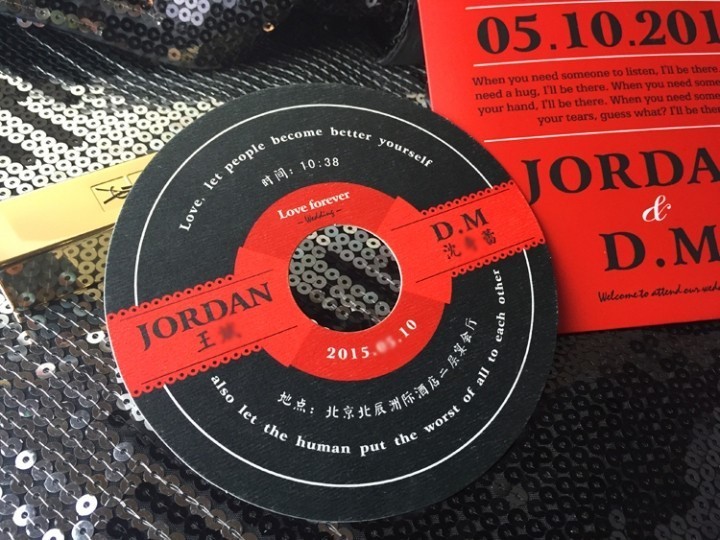 这张婚礼请柬有“毒”，还不速来围观！