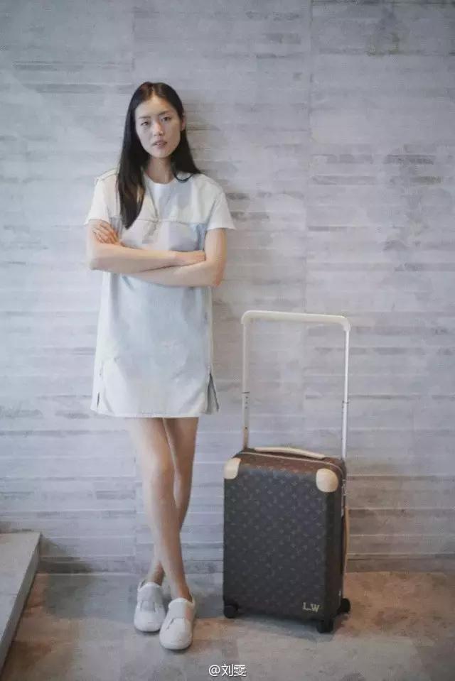 lv最新款脑洞也太大了吧,lv新款比之前多了两条线