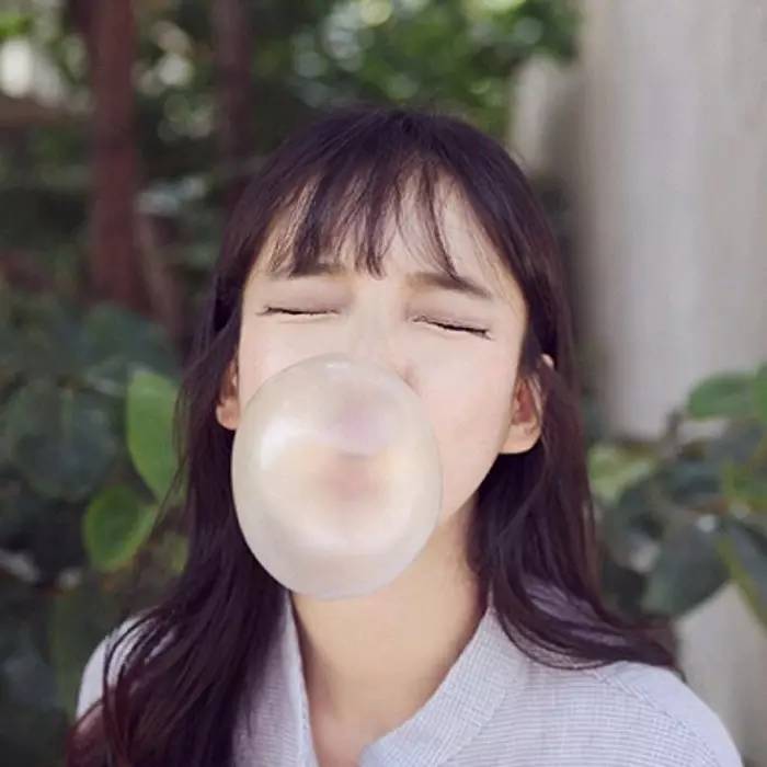 粉饼上面有一个玫瑰,粉饼上面有个兔子