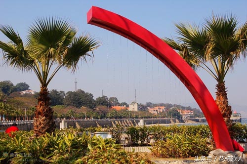 这座小岛群山环绕,海上最美小岛