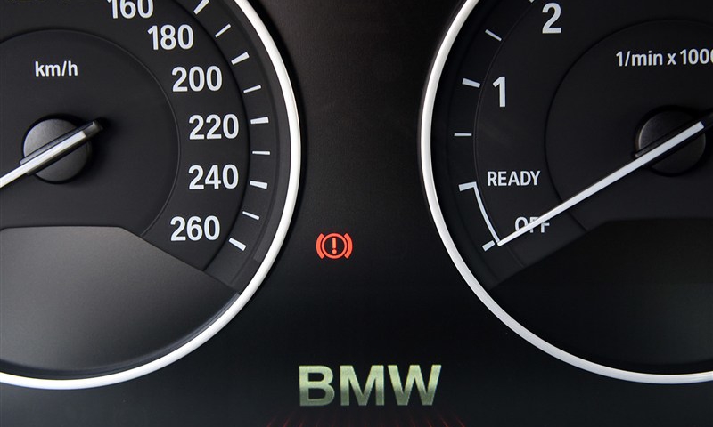 这是羽泉的座驾，宝马328Li性价比好而且安全性能佳