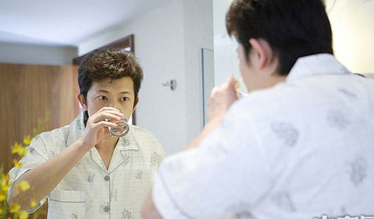 小时候把玩的树叶蛋子，里面爬满虫子，原来是善治口腔溃疡的中药