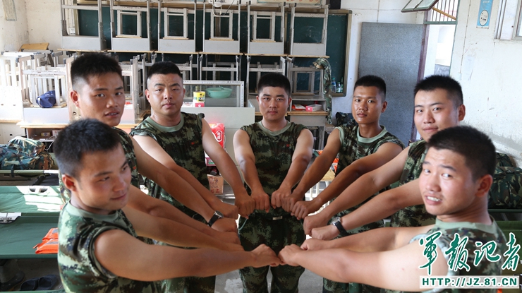 40度的高温天气救火人员真辛苦,39度高温下的坚守视频