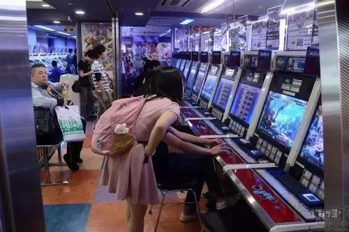 宅男的世界你不懂：一款“军宅专属”游戏如何救了日本街机业？