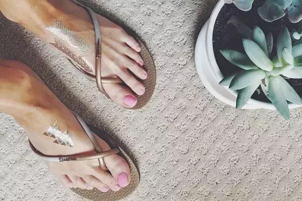 渴望拍拖的人可能都需要一双人字拖。