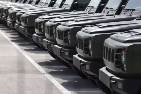 退伍老兵敬礼军车鸣笛感动想哭,中国军队老军车