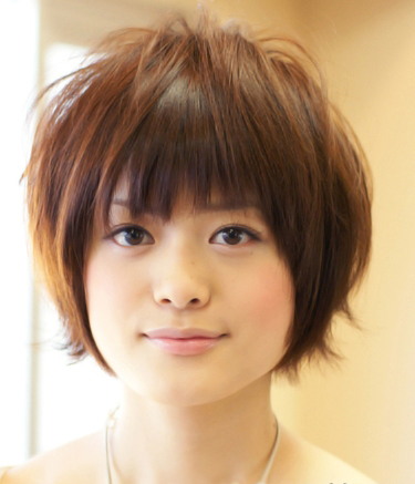 适合国字脸女人味发型,50-60岁国字脸女性适合中短的发型