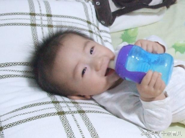 让宝宝爱上奶瓶喂养的高招,一招让宝宝爱上奶粉