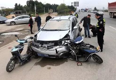 小车追尾自行车责任,轿车追尾自行车被撞